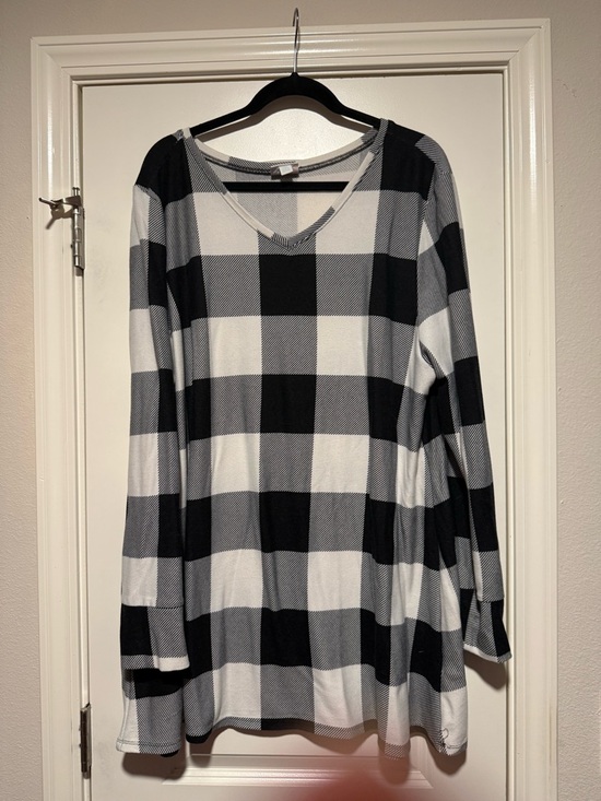 LuLaRoe Tops - LuLaRoe Black and White Striped V-Neck Top